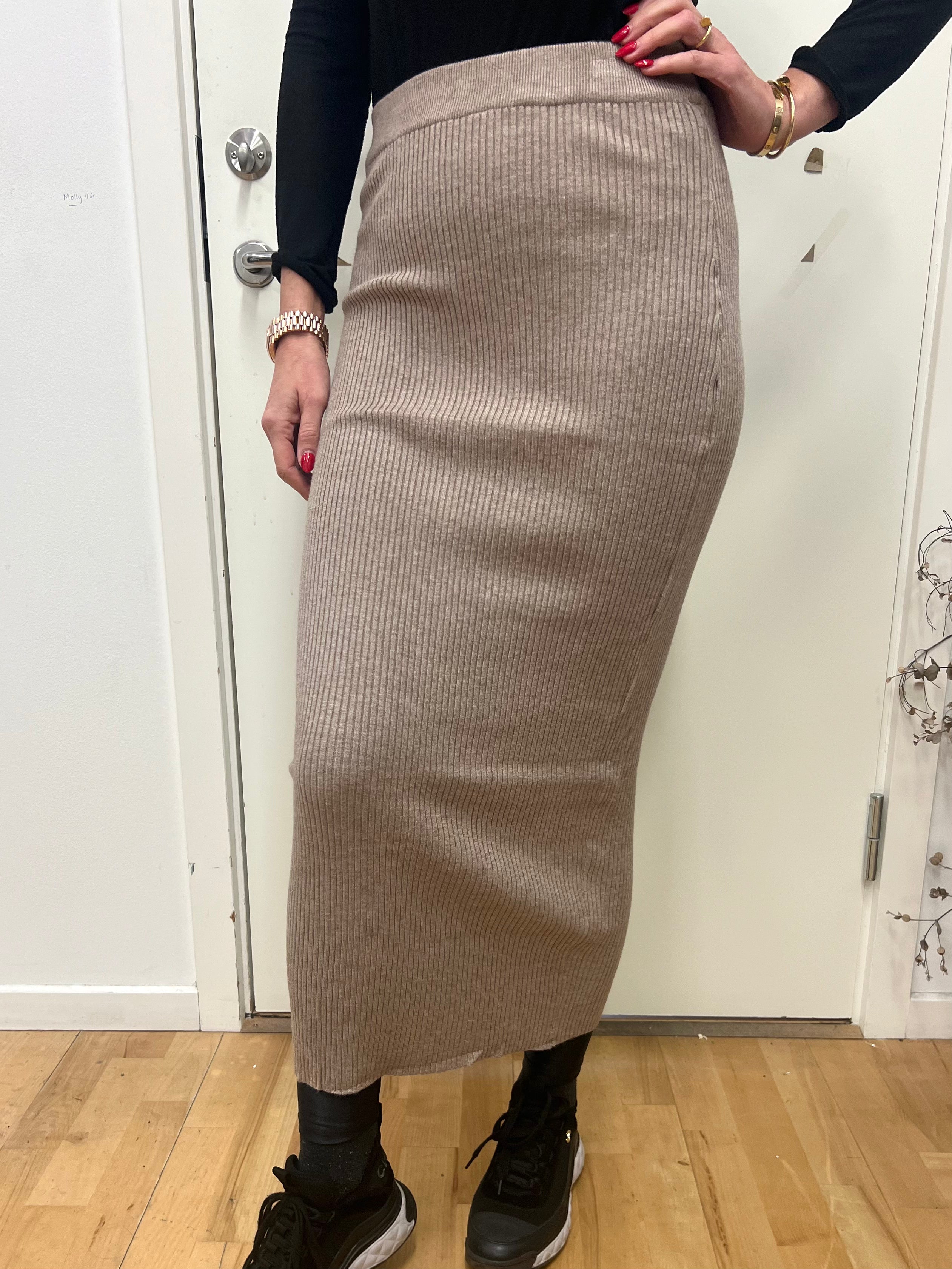 Maribel - Lang tætsiddende striknederdel